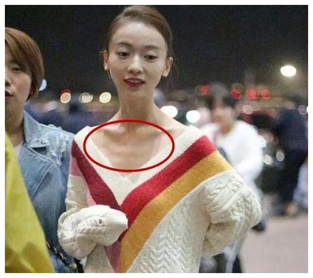 吴谨言的机场图,照片中的她瘦得就像是一个纸片人,脖子的下面的骨头根