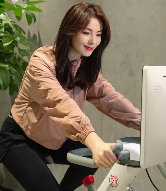 刘涛晒动感单车运动照时尚有活力 知性温婉__财经头条