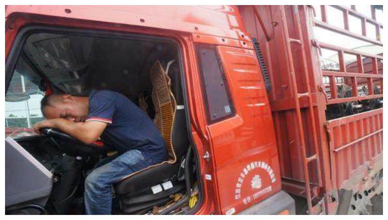 为什么货车司机宁愿在路边睡觉也不去服务区背后依旧是心酸