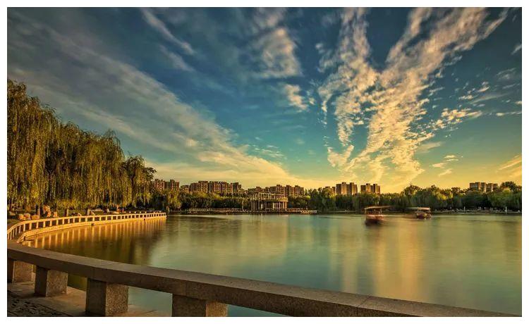 在中国地图上,如把沧州看作一片枫叶,那这个枫叶朝西的尖尖就是肃宁.