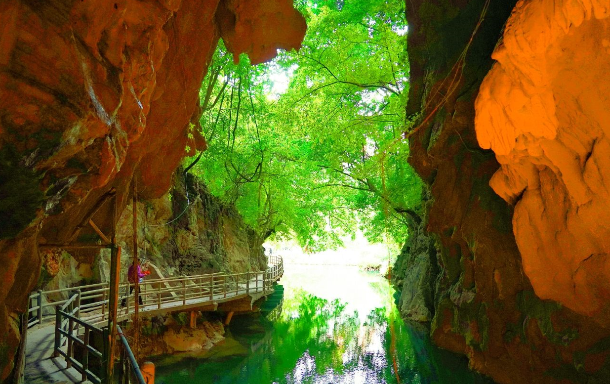 探访古龙山大峡谷瀑布壮观秀美溶洞规模宏大风光旖旎