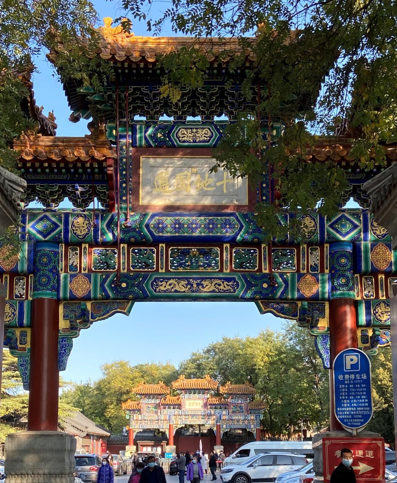 北侧中牌楼最为壮丽,系三间四柱九楼式;东西两侧的两架是低了一个等级