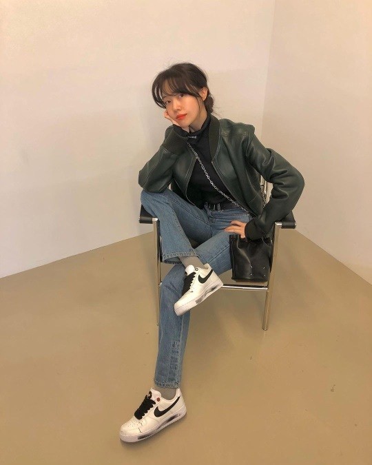 韩国女艺人方敏雅sns发近照秀修长美腿