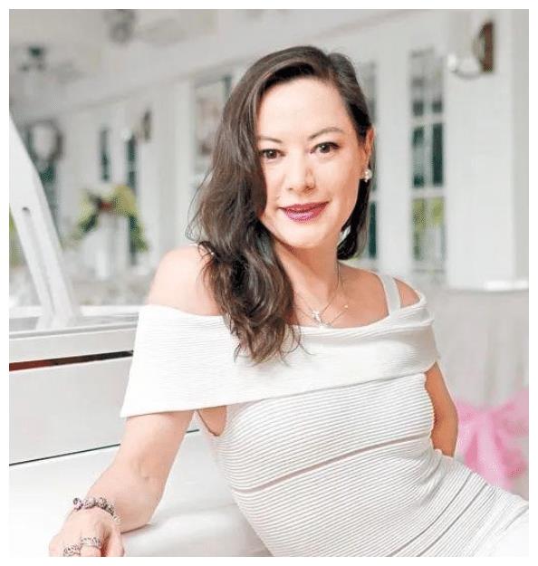 对于上一段婚姻,雷怡晖的感情可以算是长投入短回报,两人恋爱时间长达