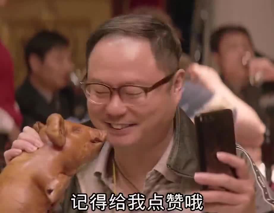 给大家表演一个三口一头猪等我有钱了也这么吃魏翔名场面
