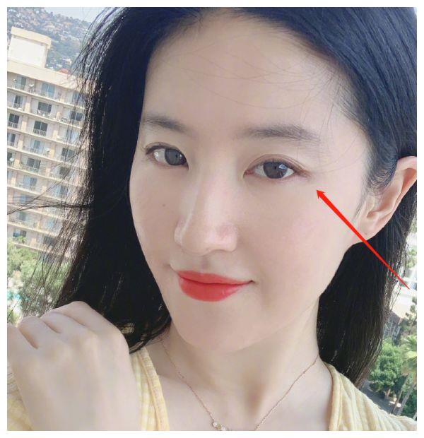 33岁刘亦菲连发两组自拍前置镜头下的无修图眼部状态成焦点