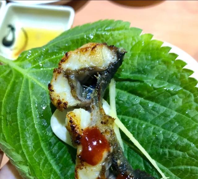 韩国人在青岛城阳开的烧烤店,活八带直接在面前烤,烤鳗鱼很不错