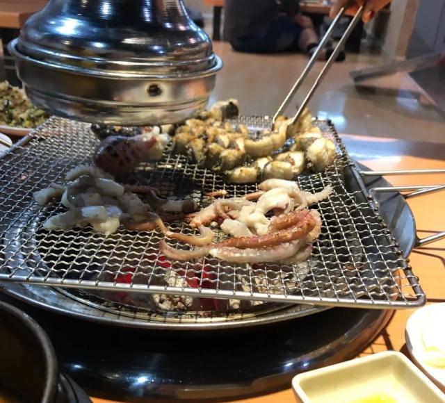韩国人在青岛城阳开的烧烤店,活八带直接在面前烤,烤鳗鱼很不错