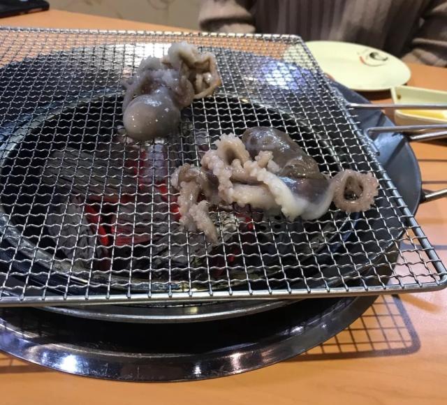 韩国人在青岛城阳开的烧烤店,活八带直接在面前烤,烤鳗鱼很不错