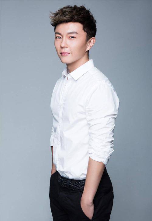 被誉为李连杰接班人的他，听从周润发的劝告后，如今名利双手__财经头条