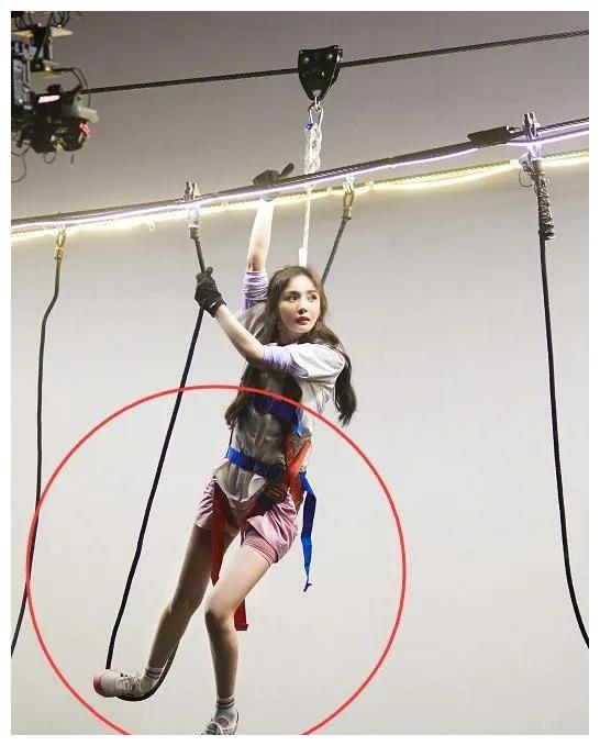 录节目被吊在半空中,迈腿一刻a翻全场