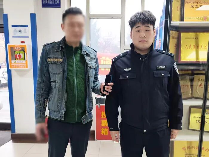手机遗落出租车 耐心搜寻终找回