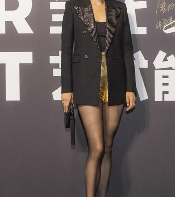 黑丝袜被你穿出土味感?学刘嘉玲搭配裙装成腿精,尽显优雅女人范