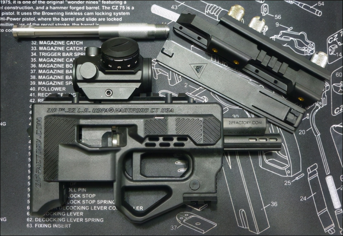 并且,这把枪并没有抽壳钩(一些自由枪机的枪械是不需要抽壳钩的,完全