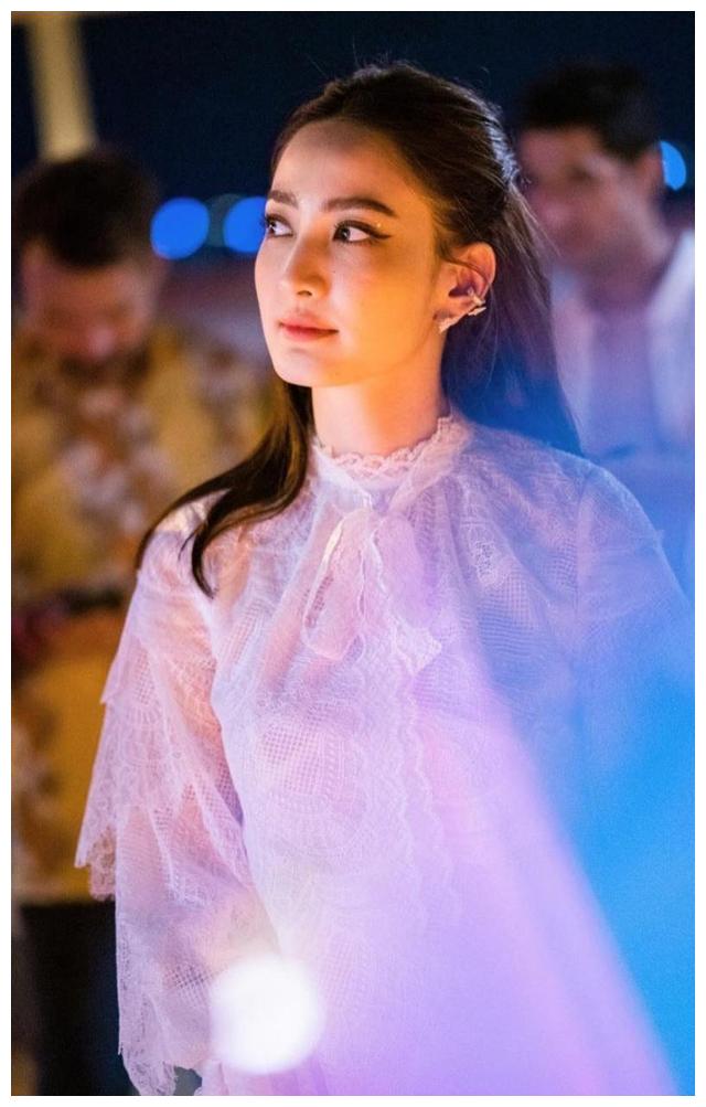 泰国女星aump出席男友新餐馆的开业仪式