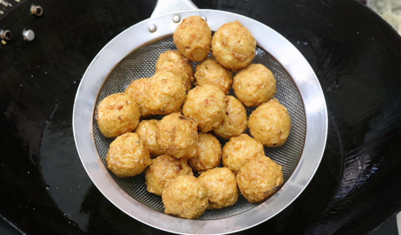 天凉,一起来做干炸豆腐肉丸子,色泽金黄,外酥里嫩,出锅就吃光