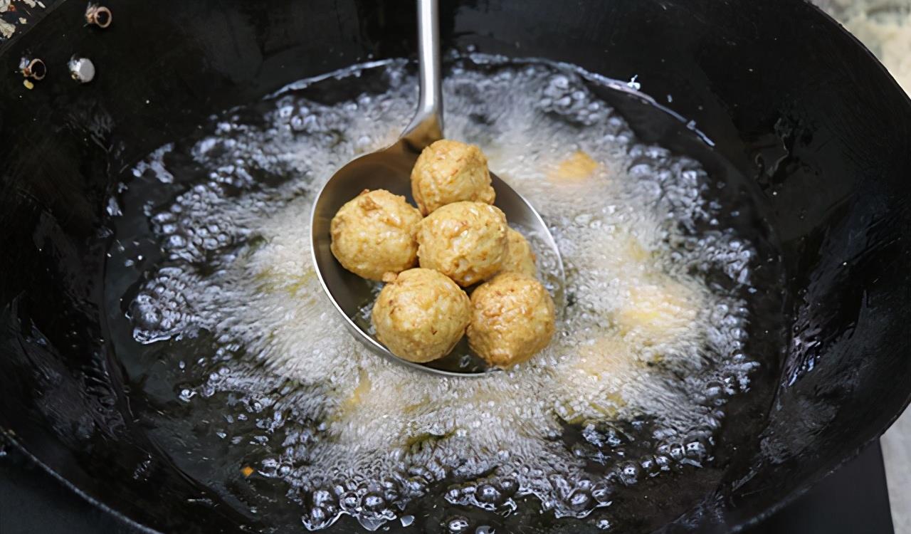 天凉,一起来做干炸豆腐肉丸子,色泽金黄,外酥里嫩,出锅就吃光