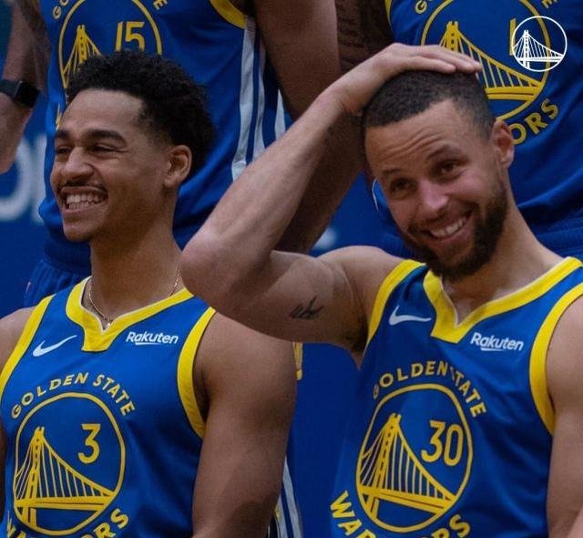 勇士提前拍摄2021赛季全家福有人拄着拐杖参加水花兄弟终合体