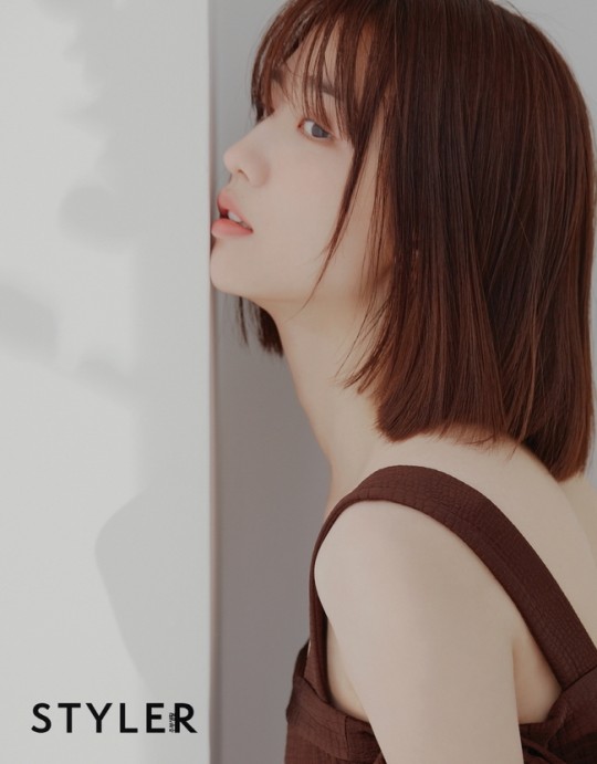 韩国女艺人朴河宣最新杂志写真眼神清澈