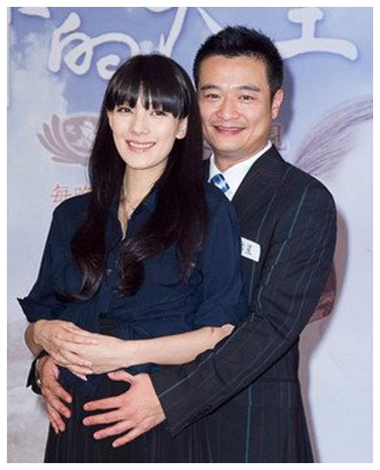 一婚娶小19岁嫩模,二婚娶小18岁美女,45岁的他不红却很幸福|林佑星