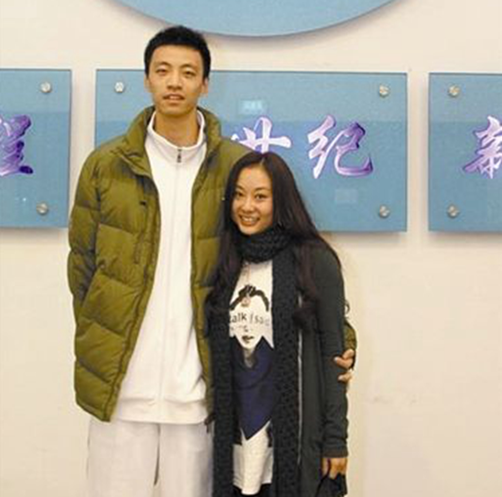 广东男篮的替补奇兵!天赋不输朱芳雨却无缘主力,妻子是篮球宝贝