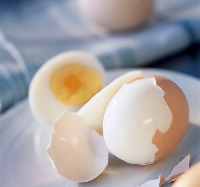 白水煮蛋时,多加一勺"它",鸡蛋又香又嫩,还能3秒剥壳