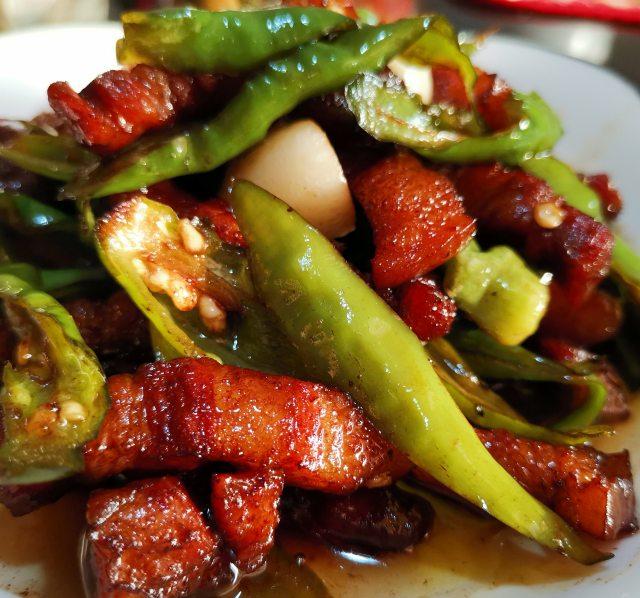 红烧肉炒辣椒,香辣开胃,太下饭了