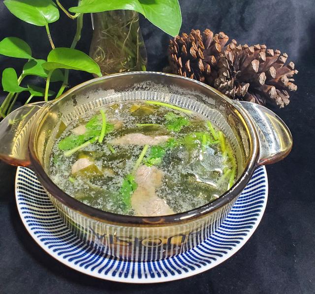 海带芽肉片汤,简单清淡,营养好喝