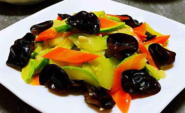 西葫芦炒木耳只需几步十分钟搞定,色香味俱全,学会了你也变大厨
