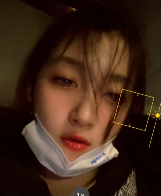 关晓彤疑似喝醉凌晨晒自拍嘟嘴卖萌头发凌乱神色恍惚