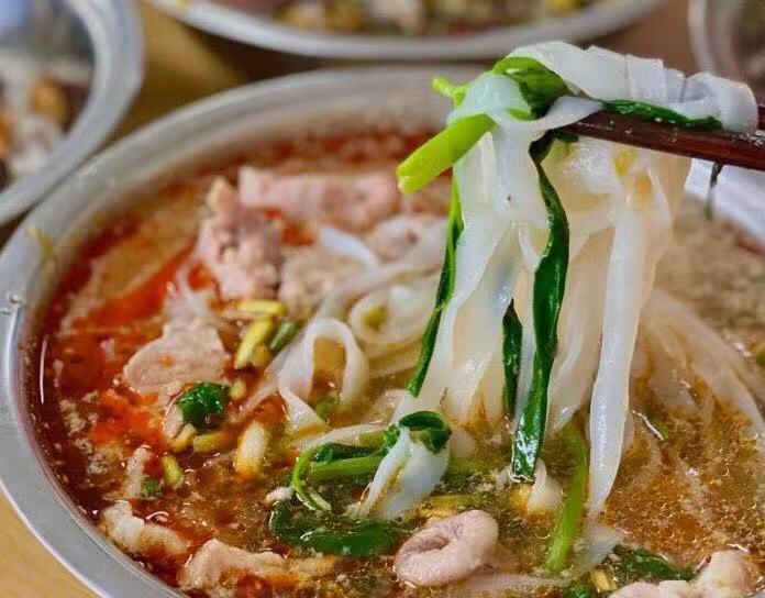 广西柳州超级火爆的一家粉店每天早上都是排队来晚了吃不到