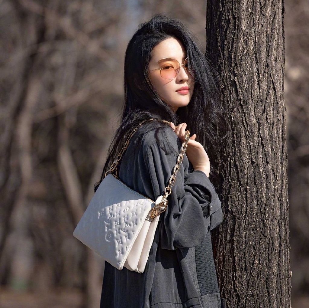 刘亦菲最新写真曝光,风衣配运动鞋,大长腿超吸睛