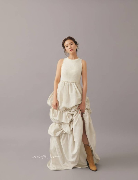 韩国女艺人郑诗雅最新杂志写真色调温柔