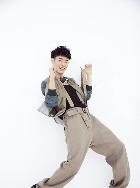 宣言一组写真,镜头下的他清爽有型,笑容灿烂,散发着阳光气息!