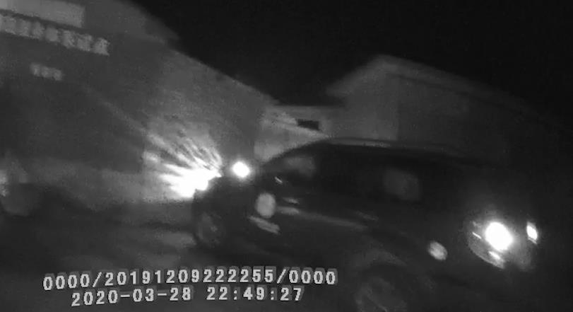 马鞍山一男子酒后让妻子开车:错把油门当刹车,撞墙了……