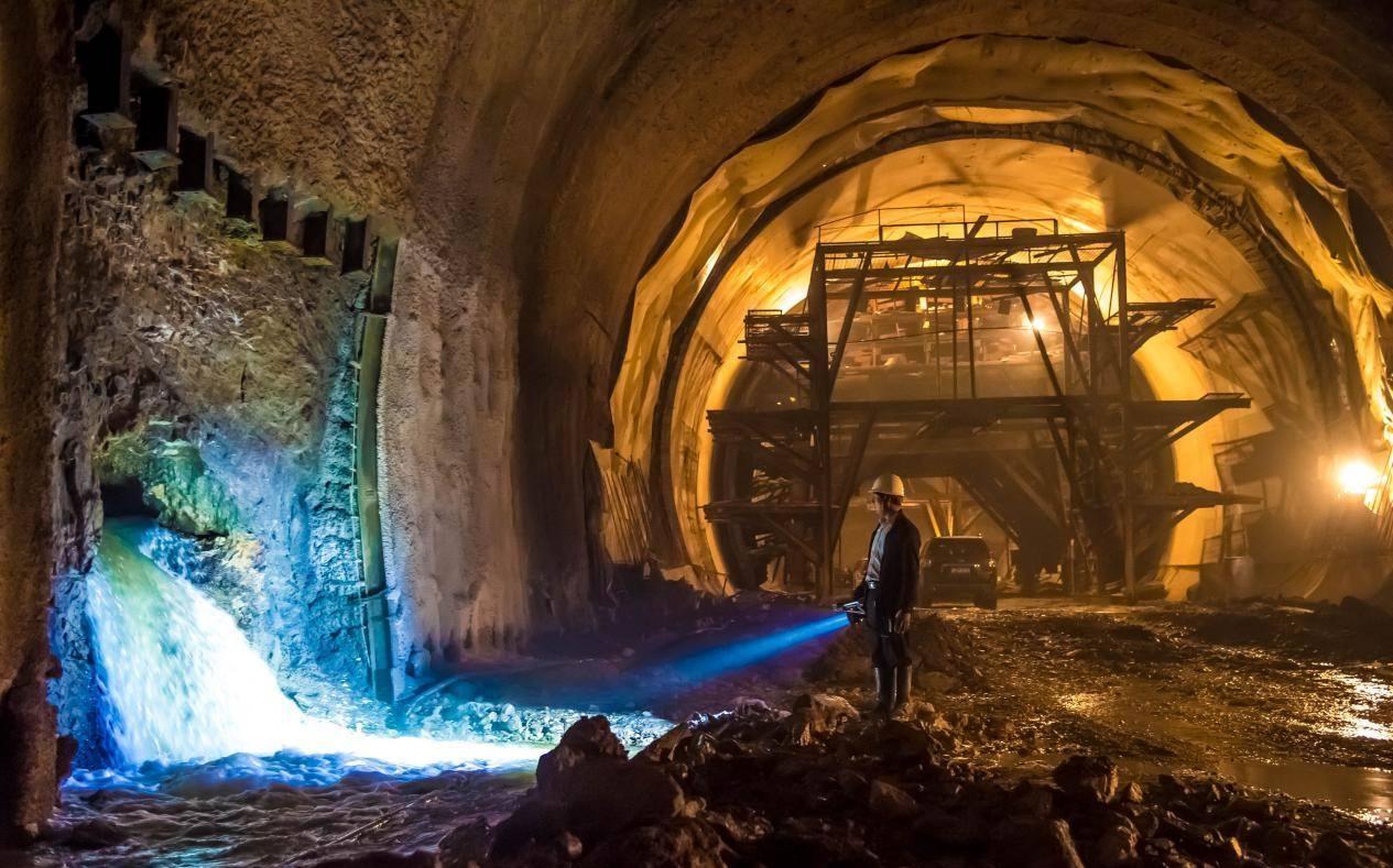 经常是在山中开凿出道路供火车通行,然而大柱山隧道最特殊的一点在于