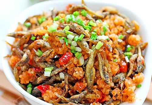 绿豆鱼300克,清净干净后加少量盐和料酒腌制20分钟,然后滤干水分备用2