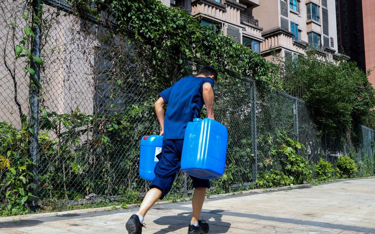 霸气!花果园消防员负重折返跑200米,第一名53秒65