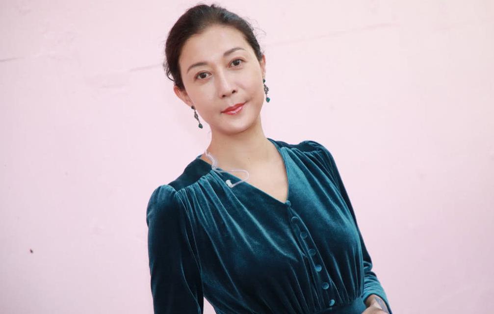 振作起来的吴绮莉好美穿西装配包臀裙气质端庄真让人眼前一亮