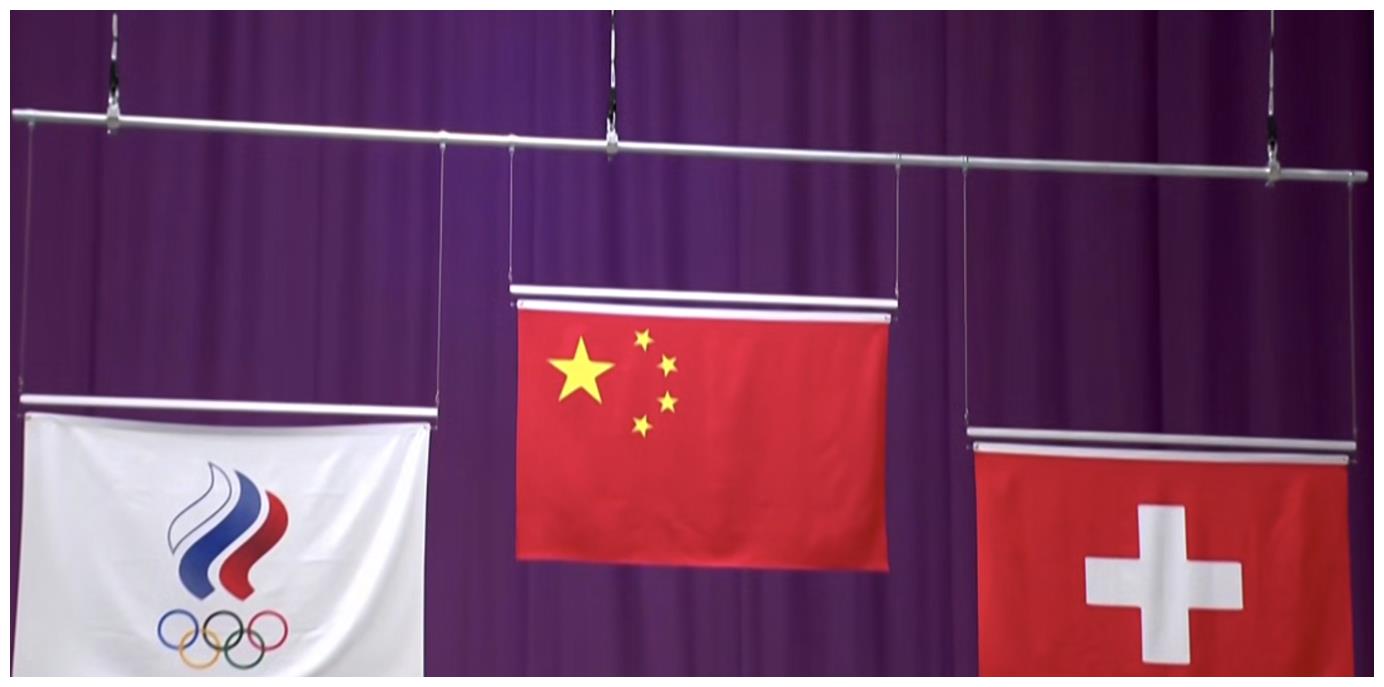 现场也立马进行了颁奖仪式,在奥运会的第一天,我们就看到了现场升国旗