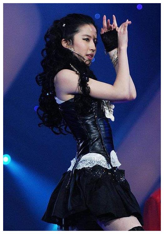 当年被刘亦菲当年唱跳《心悸》的视频给撩到了,当年的造型和舞蹈动作