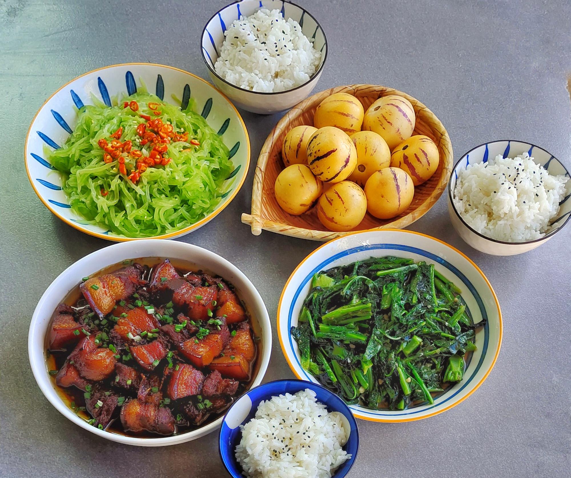 一家三口晚餐简单的一荤二素花时少营养好家人直夸赞