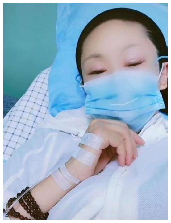 画面中于文华身穿病号服,口鼻中都插上了输液管,双眼似乎都没有办法