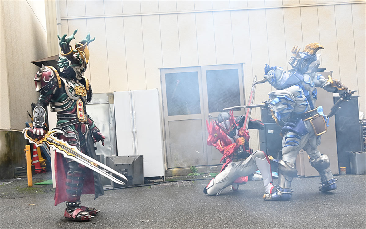 假面骑士圣刃12集先行图刀剑再次挑战王剑主骑出现状况