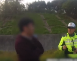 男子高速故障不设警示,拒不配合交警,车辆被拖离并受处罚。 男子高速故障不设警示,拒不配合交警,车辆被拖离并受处罚。