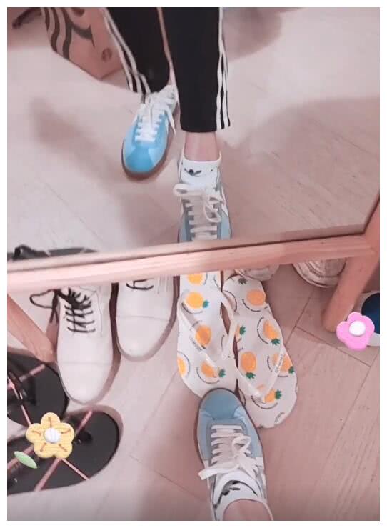 因为很多明星们就连拖鞋都是很贵的那一种,郑爽却没有在这方面很奢侈