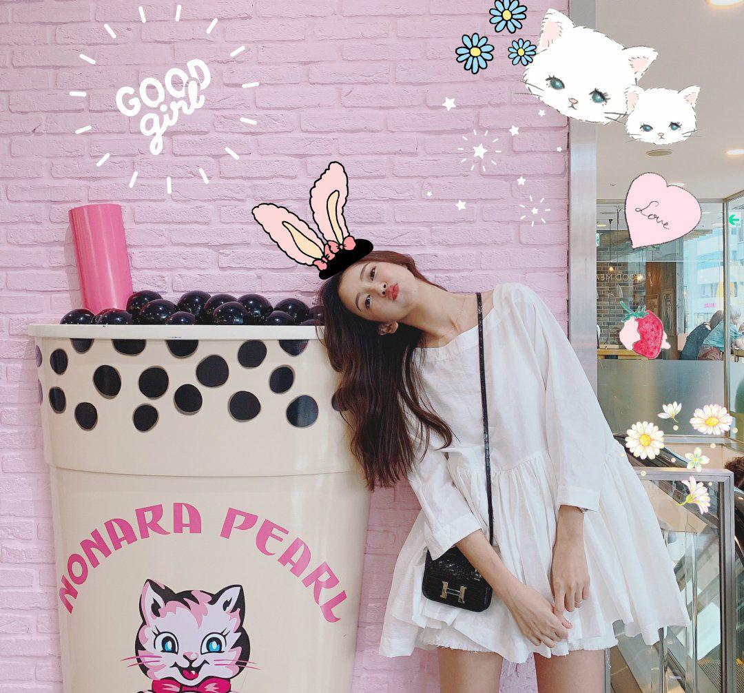 陈赫老婆张子萱二胎后暴瘦,蕾丝上衣配高位马尾太甜,少女感爆棚