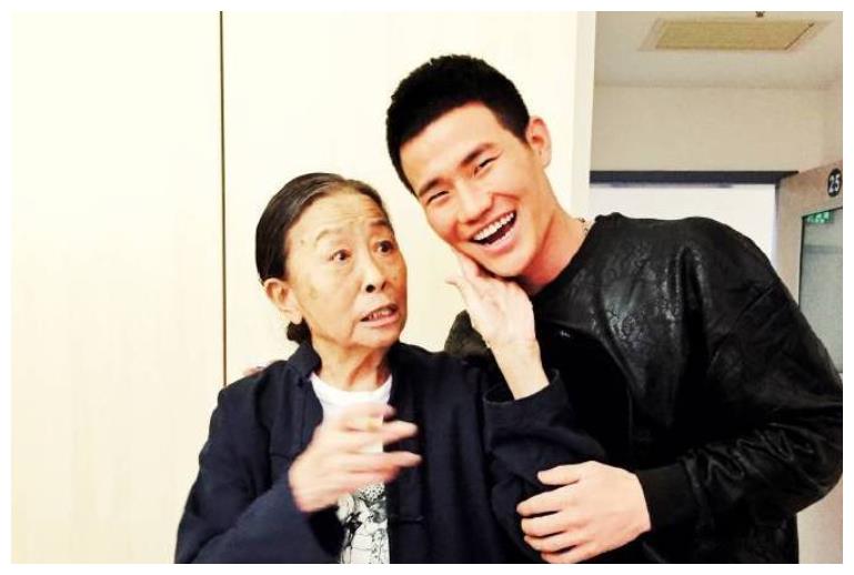 痛心!“75岁老戏骨张少华去世”后续,谢孟伟发声曝光新细节休闲区蓝鸢梦想 - Www.slyday.coM 痛心!“75岁老戏骨张少华去世”后续,谢孟伟发声曝光新细节休闲区蓝鸢梦想 - Www.slyday.coM