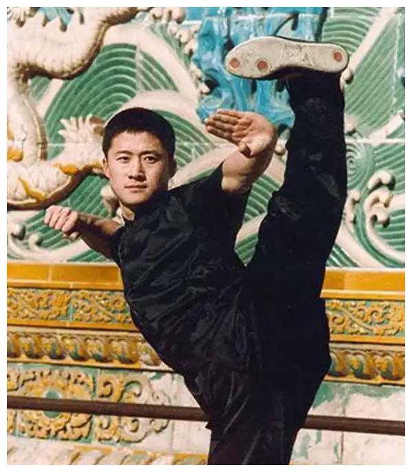 原来吴京小时候这么呆萌可爱抱着李连杰不放还问他会不会飞