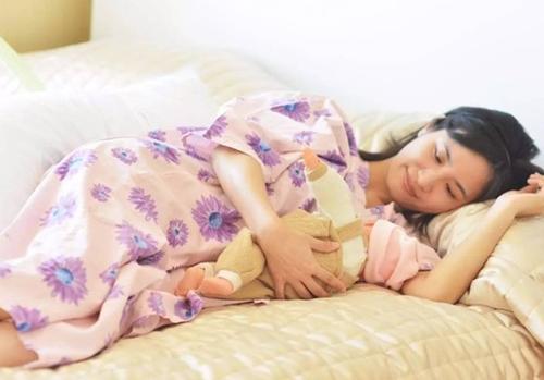 还有就是妈妈必须清醒,身边必须有人,不能睡觉,这种姿势不适合夜间给